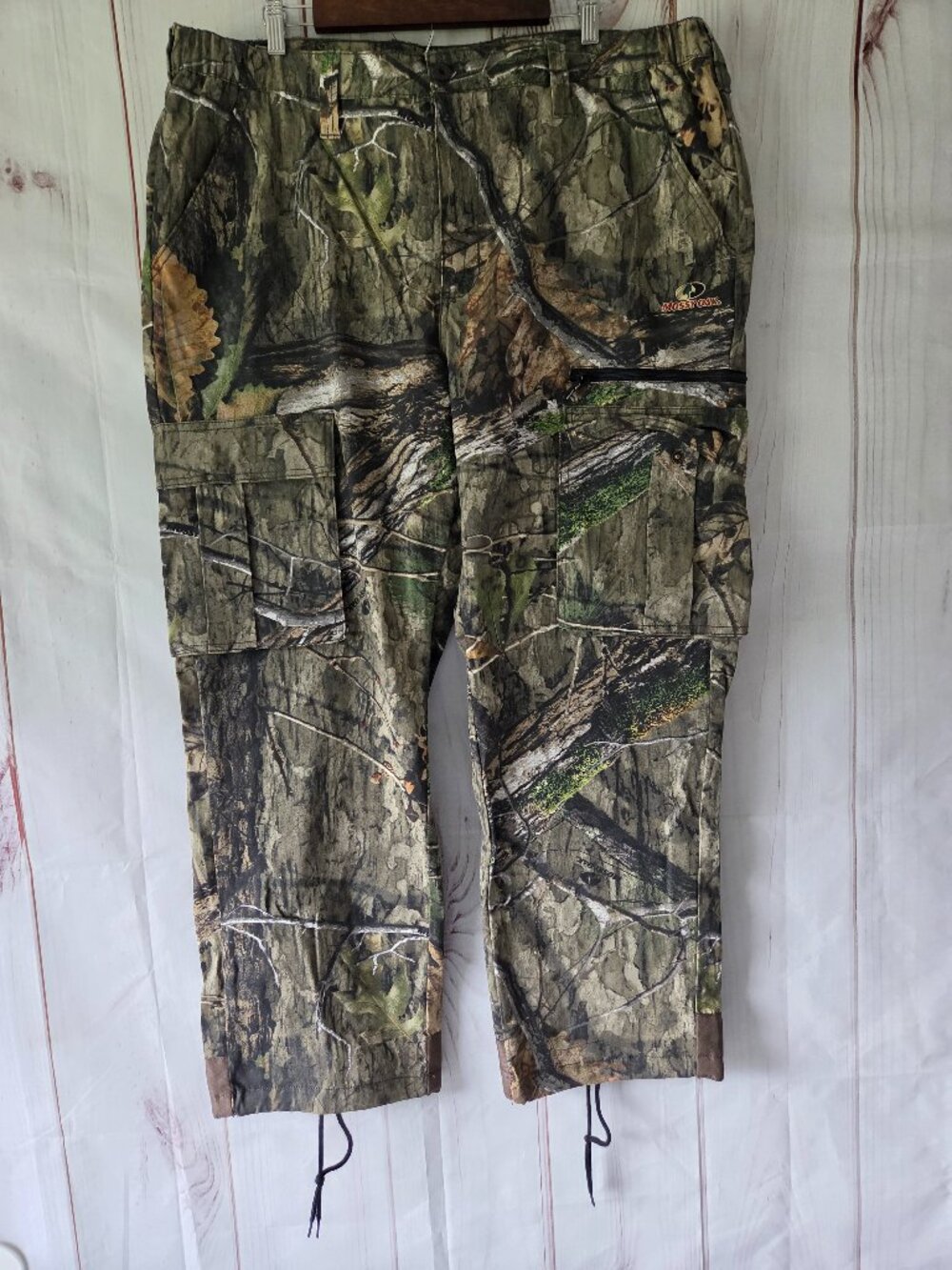 Mossy Oak Camouflage Cargo Hunting Pants, Men’s 40-42. All-over woodland tree
